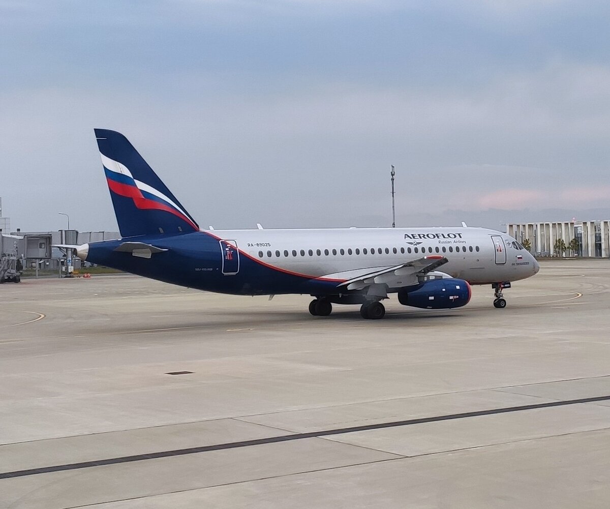 Самолет SSJ-100