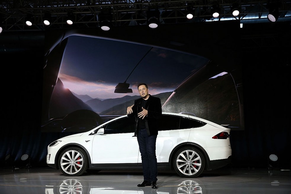 Tesla потрясла автомобильный мир впечатляющими показателями поставок в третьем квартале, выпустив до 237 832 автомобилей и поставив до 241 300 автомобилей. Интересно, что Илон Маск написал в Твиттере свои мысли по этой теме. ФОТО: ДЖАСТИН САЛЛИВАН / GETTY IMAGES
