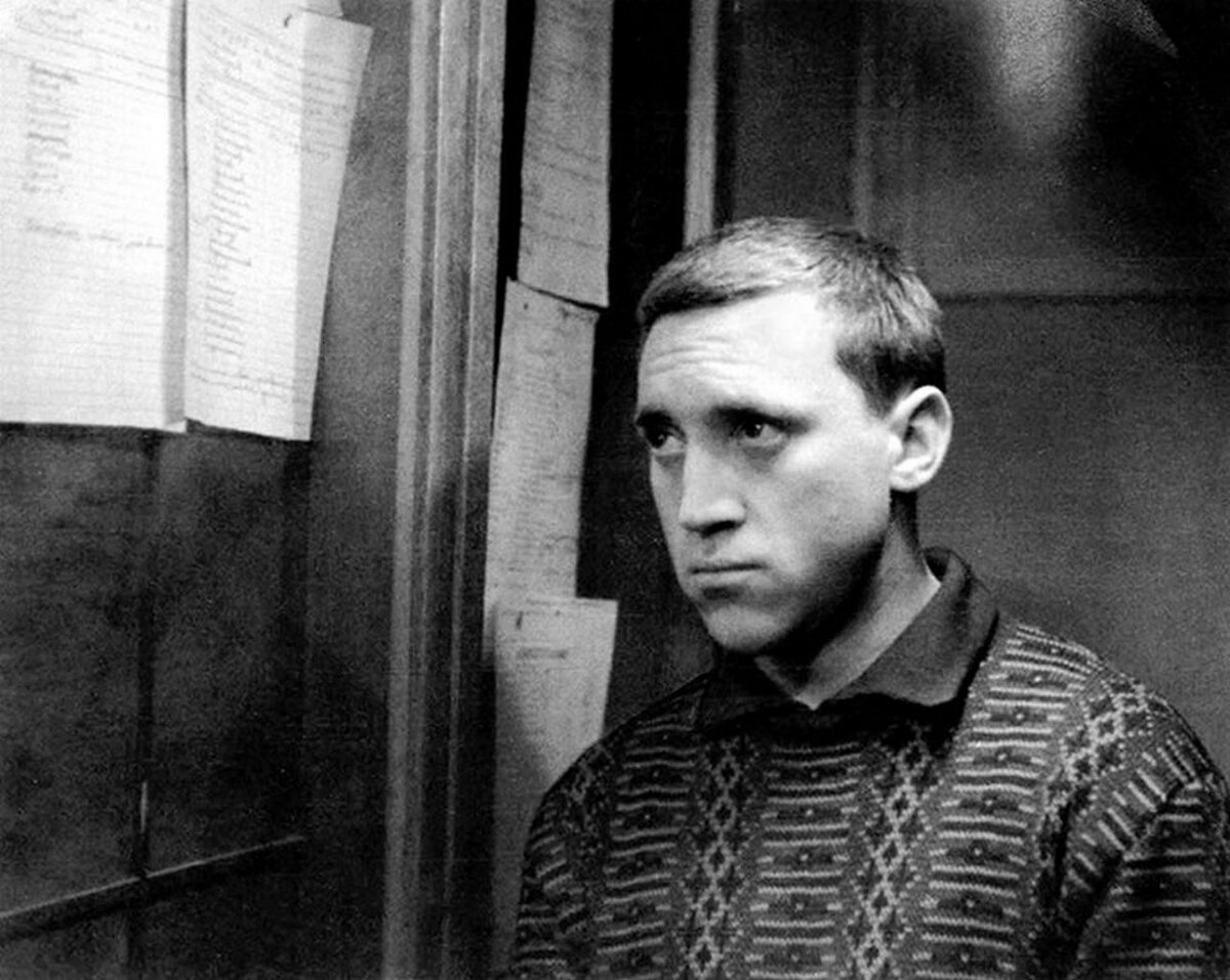 Владимир Высоцкий - молодой актёр московского Театра имени Пушкина у доски приказов.