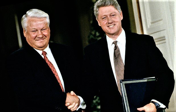 Имели ли право США вмешиваться в российскую политику после распада СССР? Американцы на правах победителей сами решили что им позволительно, кроме того, пускать на самотёк ситуацию в расколовшейся ядерной сверхдержаве было рискованно.