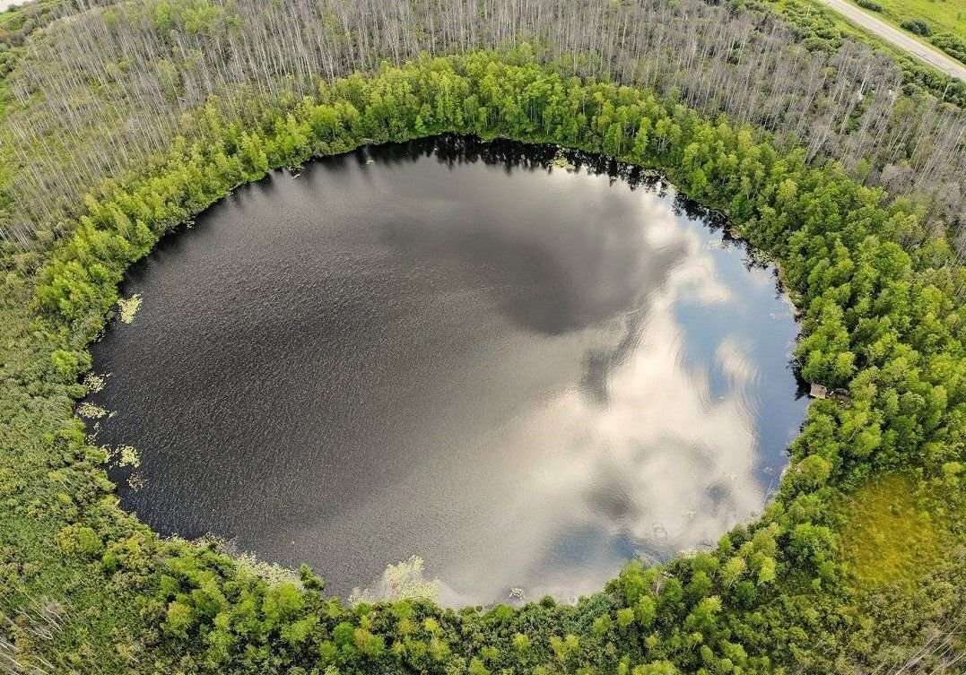 Как видно, озеро очень правильной формы. Источник: яндекс.