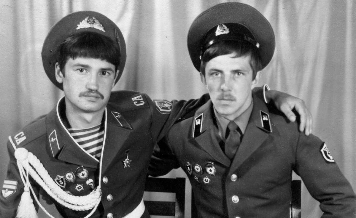 А это мы с другом уже дома, после дембеля, он тоже учился с нами в одной группе в Досааф. 