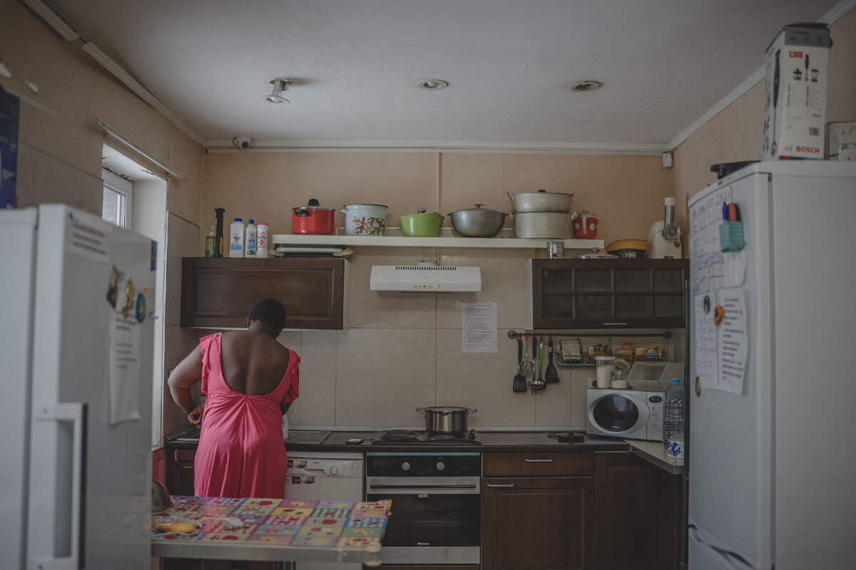 Жаннетт, подопечная приюта, дежурит на кухне