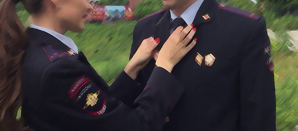 Иногда проще всего встретить вторую половинку на службе...