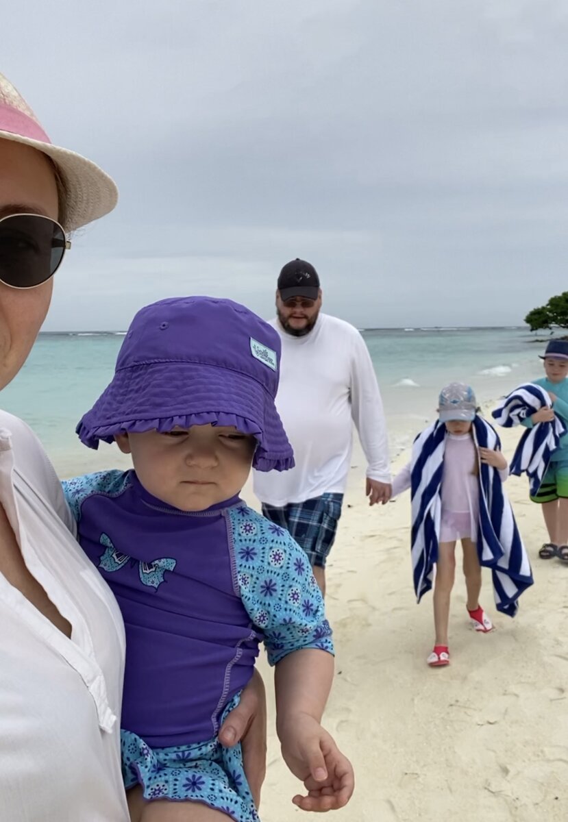 После двух перелетов и трансфера катером до отеля первым делом топаем купаться. Это мы только на вид унылые, в душе-то мы ликуем😂