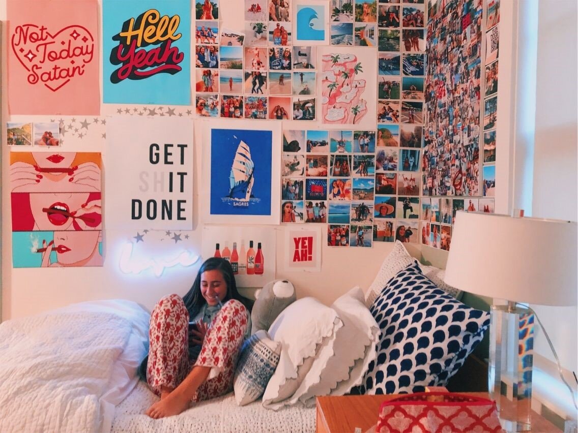 Обои инди кид  
Роль обоев в комнате инди кид нередко выполняют постеры и плакаты 
