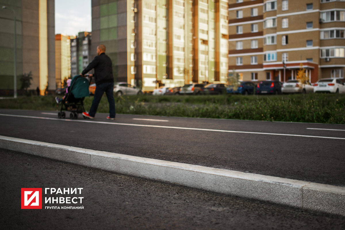 Асфальтированный тротуар на улице Николая Ростовцева, Тюмень