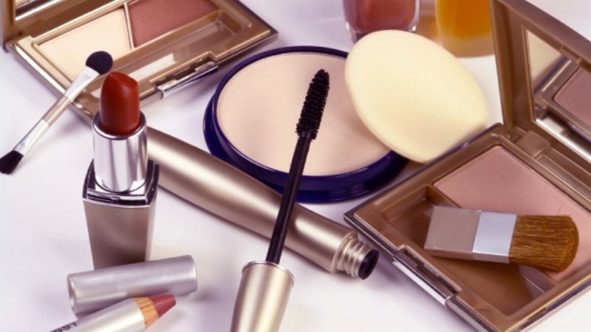 Косметика с истекшим сроком годности купить. Можно ли пользоваться просроченной помадой. Просроченная помада. Косметические средства сэйкап по кругу. Хранение блесков для губ.