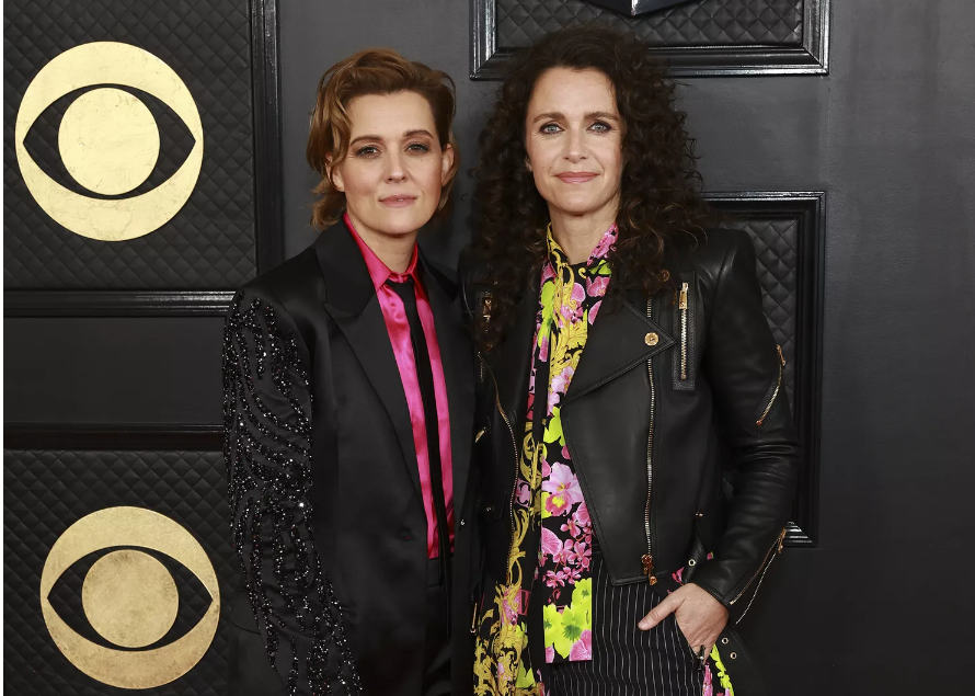 Бренда Карлайл (слева) 