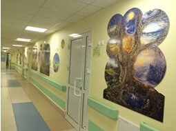 
Рисунок 1. Часть «Архетипичной стены» в отделении реабилитации ДРКБ