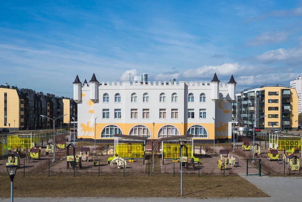 В такой детсад ребенка не придется уговаривать идти , ведь здесь начать веселую игру можно сразу у порога "замка"