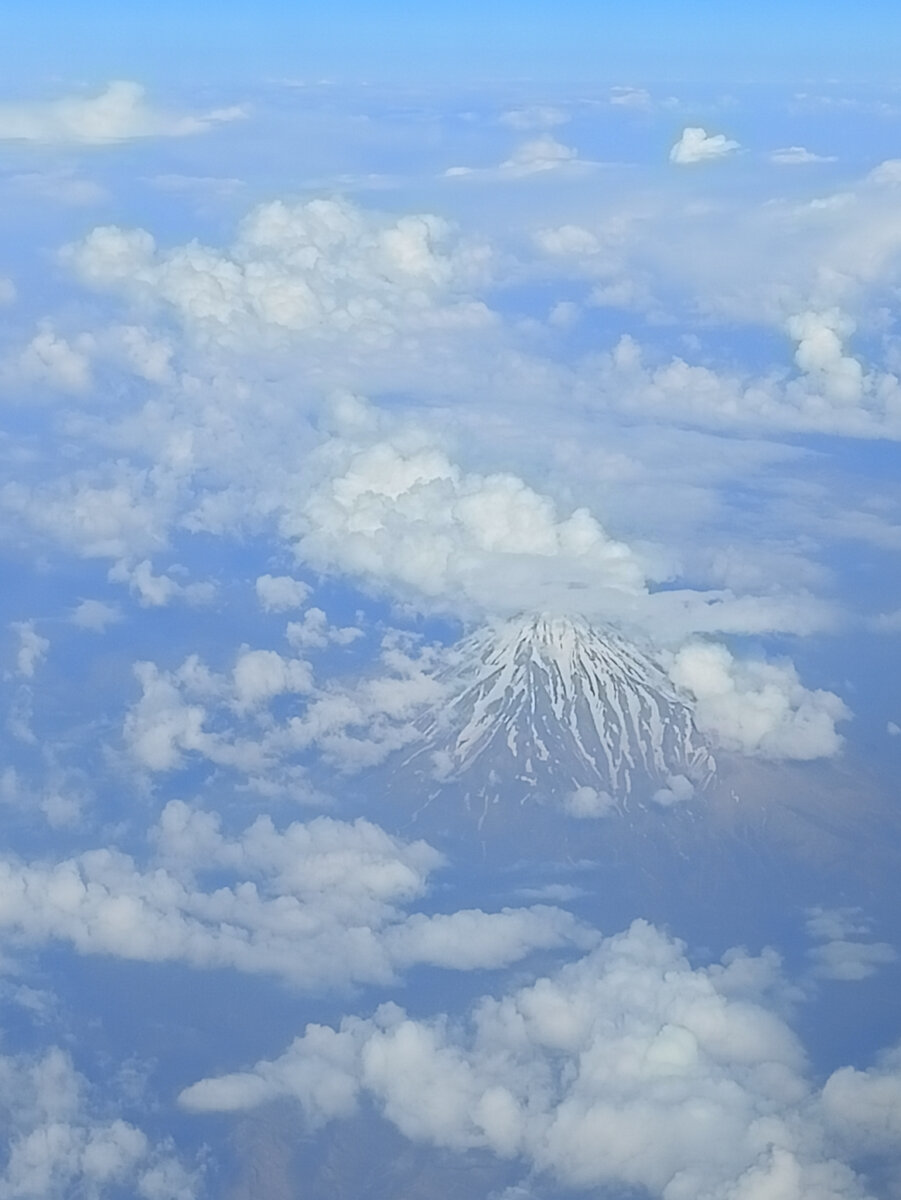 Ведь Эльбрус из самолёта видно здорово. Рассмеялась ты и взяла с собой.