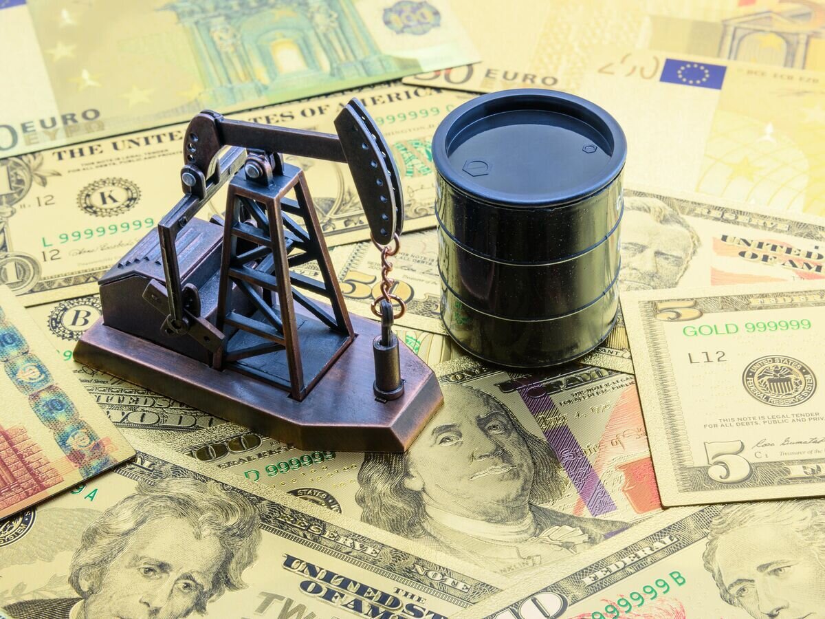    Нефтяной станок-качалка на фоне долларовых банкнот© iStock.com / William_Potter