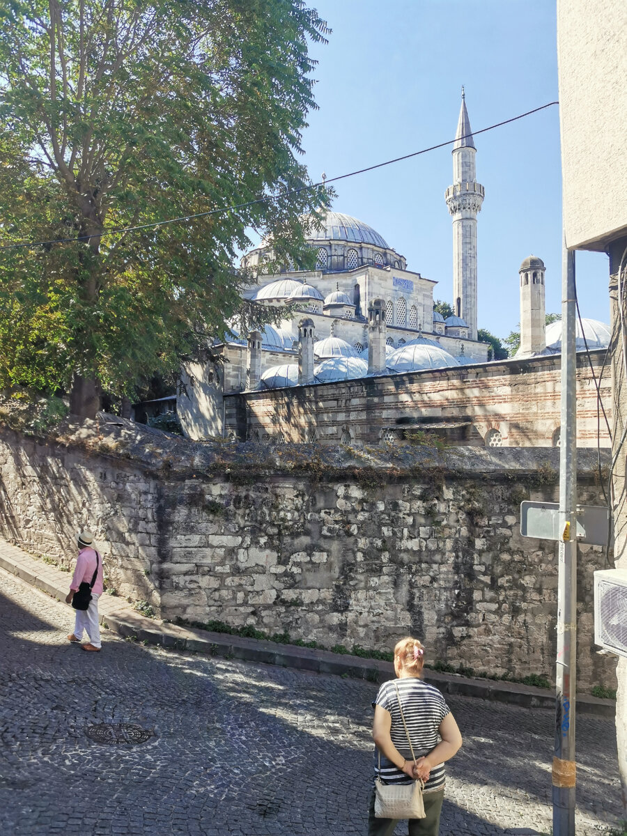 На горе стоит, двухуровневая. Кстати, для нас было открытием, что Константинополь на крутых холмах стоит. 