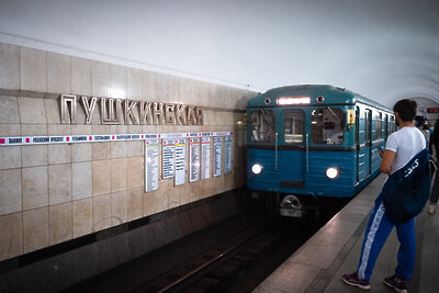    Поезд на станции московского метро "Пушкинская" Таганско-Краснопресненской (фиолетовой) линии ©Александр Манзюк РИАМО