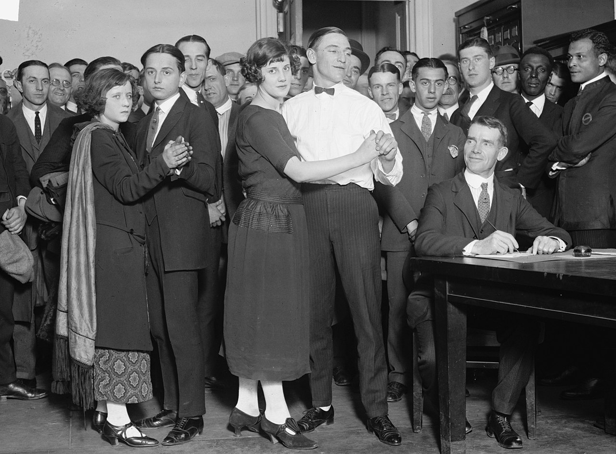 Танцоры на мероприятии 1923 года By National Photo Company Collection - Library of CongressCatalog: https://www.loc.gov/pictures/item/2016834823Original url: https://hdl.loc.gov/loc.pnp/npcc.08483, Public Domain, https://commons.wikimedia.org/w/index.php?curid=85362600