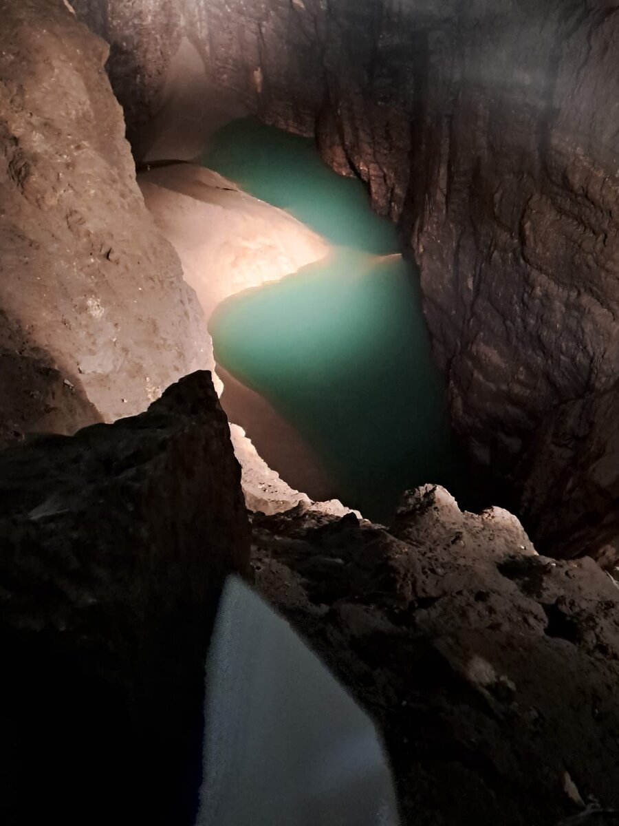 Подземное озеро.