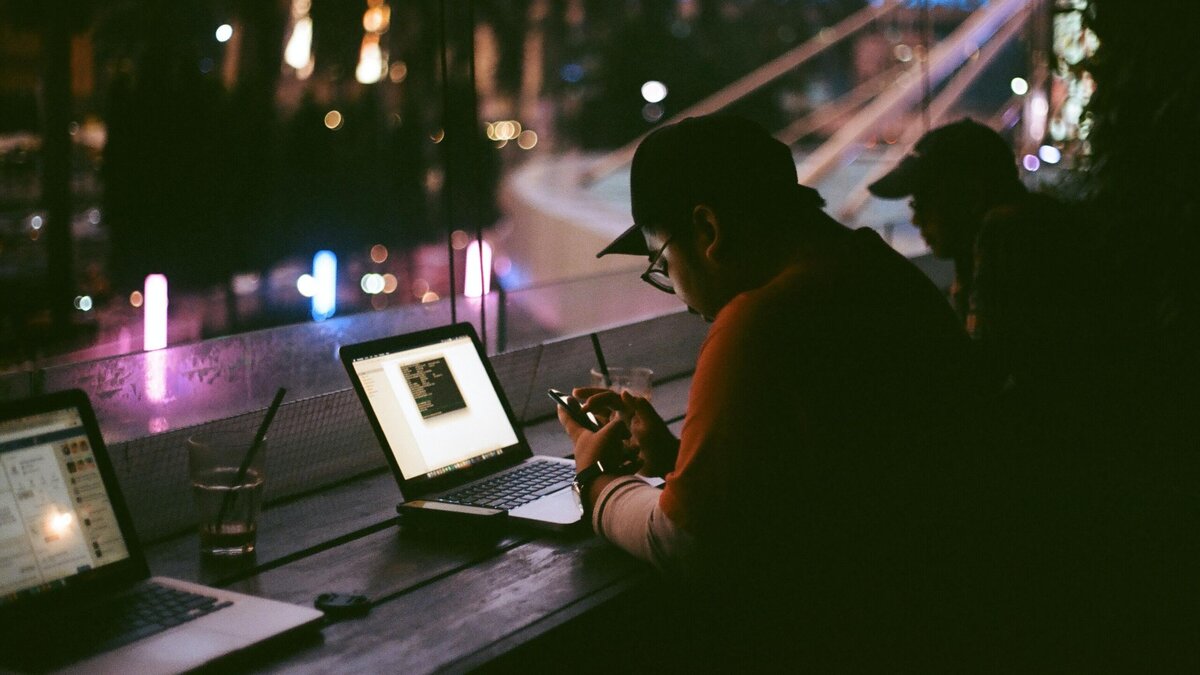    Изнурительное занятие: терапевт посоветовал как помочь при работе ночью© Unsplash | Muhammad Raufan Yusup