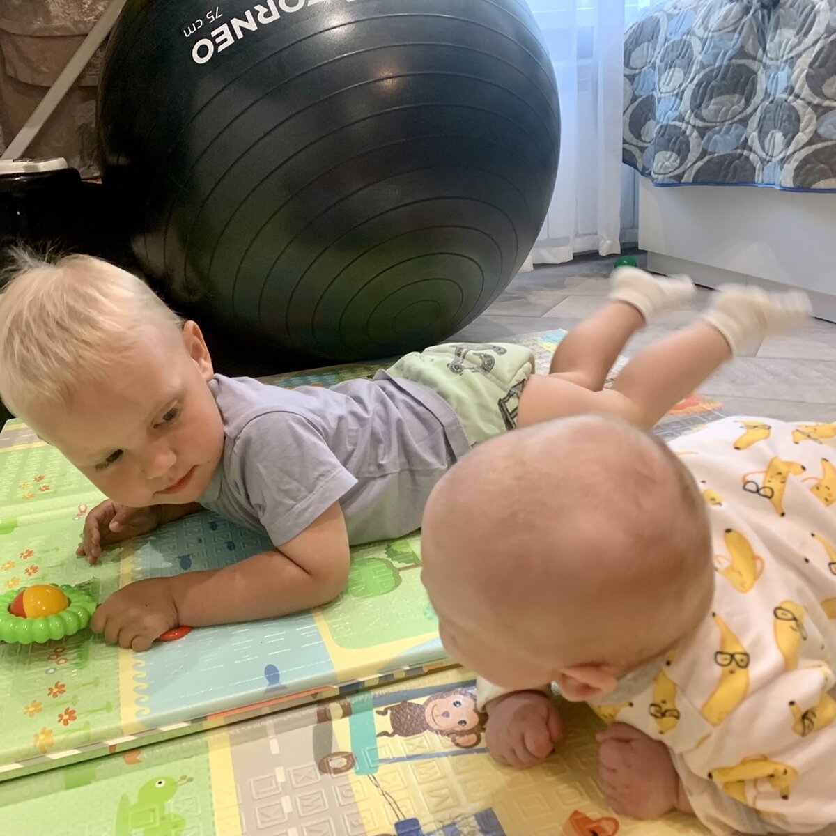 Фитбол и двое детей 