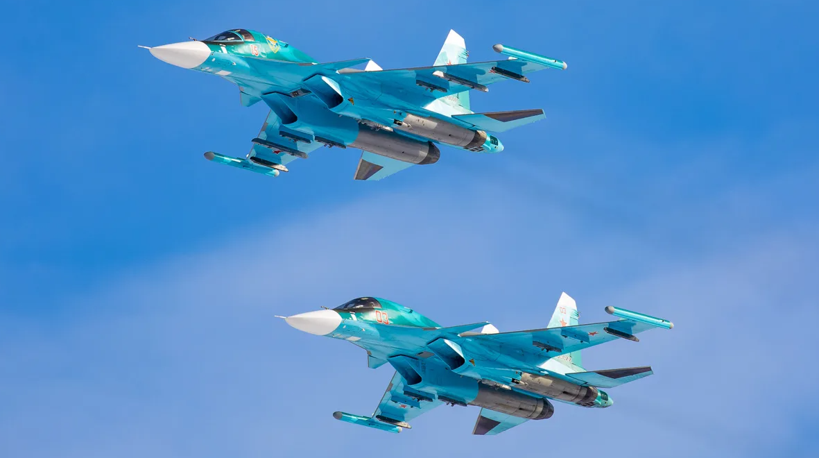В первой своей войне Су-34 не стреляли и не бомбили. Но их контейнеры с комплексом "Хибины" (на крыльях у самого края) устроили максимально сложную жизнь неприятельским зенитчикам. Фото МО РФ