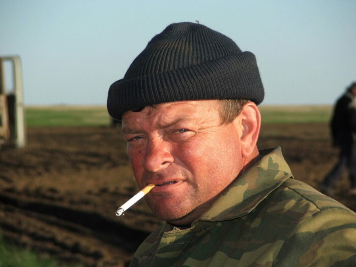 Я не знаю кто этот мужик на фото, стащил из сети. Просто русский мужик...