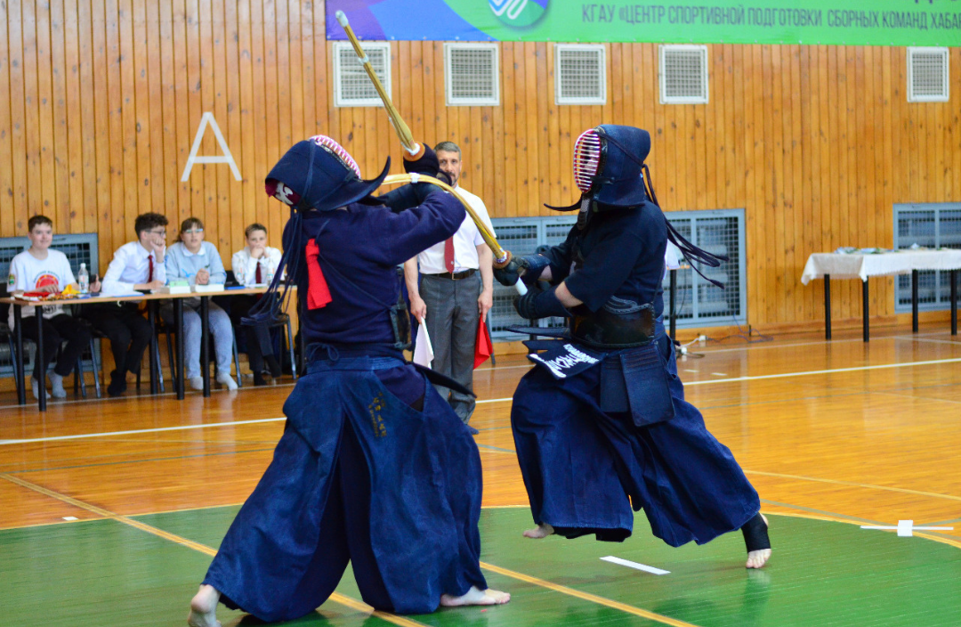 Смотрите, как выгнулся синай во время боя! Мой муж справа. Фото из архива Федерации кендо в Хабаровске https://vk.com/kendo_khv