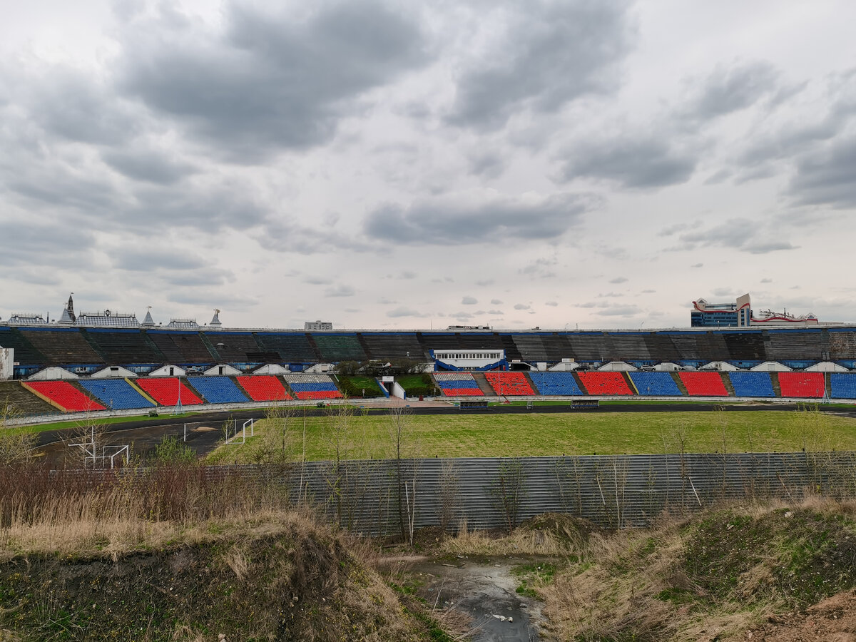 Вид с пустыря. На сам стадион без пропуска не пройти