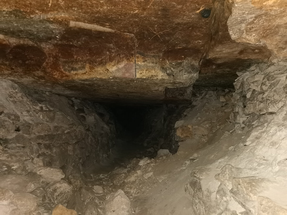 Кромешной тьмой и зловещей тишиной встречают гостей старые каменоломни