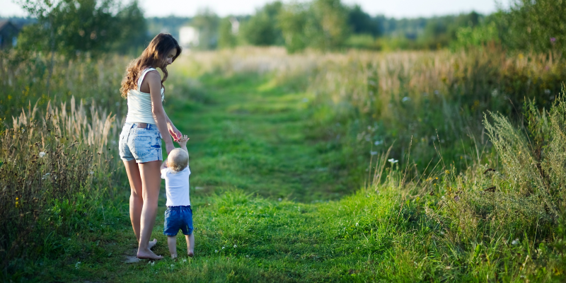 При прогулках лучше стараться не заходить с детьми в высокую траву и осматривать ребенка сразу после прогулки