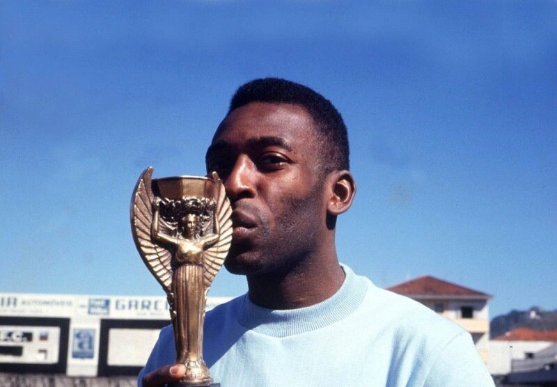 Пеле целует приз Жюля Римэ, фото: theguardian.com