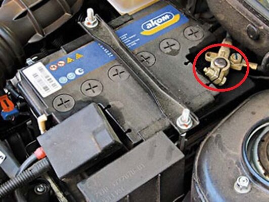 Снятие клеммы с аккумулятора