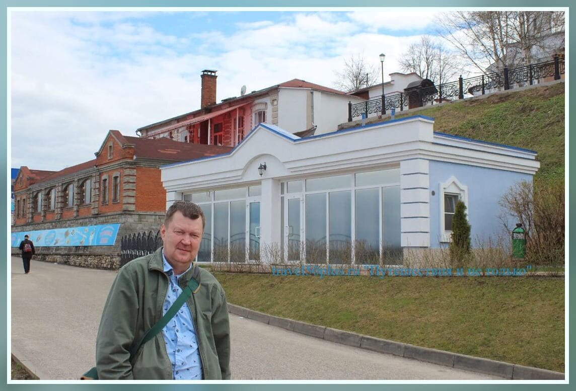 С видом на наш домик,правая часть-наш номер.