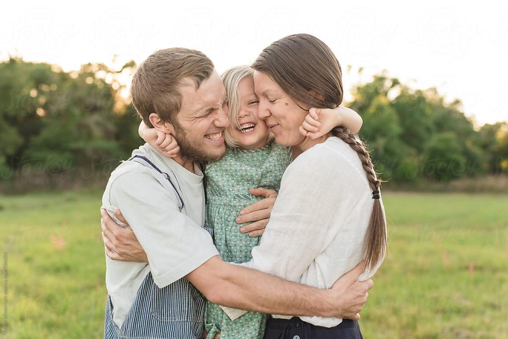 My father wife. Объятия семьи. Семья обнимается. Объятия детей и родителей. Обнимает ребенка