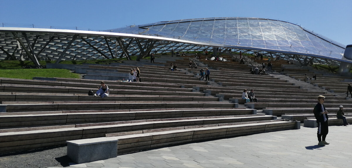 стеклянный амфитеатр  на 2,5 тыс. мест