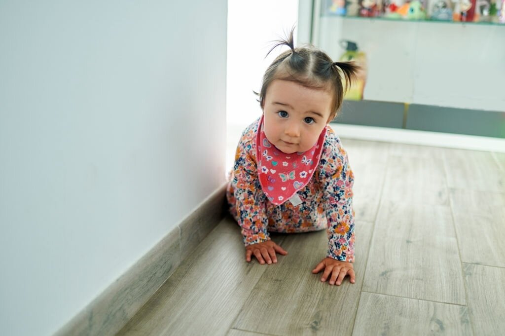 Большинство молодых мам даже не знают, насколько сложно бывает выбрать подходящий слюнявчик для малыша. В магазинах продают нагрудники разной формы, размера и фасона. Среди этого всего разнообразия не так просто выбрать идеальный вариант, нужно иметь определенный опыт. От себя хочу сразу добавить, что впервые столкнулась с выбором слюнявчика еще 10 лет назад, когда родился первенец. Тогда выбор был небольшой, да и часто приходилось самостоятельно шить нагрудники. Сейчас все немного проще, поэтому на собственном опыте расскажу обо всех моментах.
Модели слюнявчиков
Удивительно, но каждый производитель использует собственные фасоны нагрудников и заверяет, что именно такая модель считается идеальной. Давайте немного разберемся:
•	Бандана – представляет собой классическую треугольную косынку, которую шьют из хлопка и других текстильных материалов. Практика показала, что такие модели лучше подходят для детей возрастом от 2 до 6 месяцев.
•	Нагрудник – обычная модель классического слюнявчика, которая закрывает одежду от еды и питья. По форме может быть круглым, овальным или квадратным. Часто делают модели в форме животных. Отлично защищает от слюны и первого прикорма, поэтому подходят для младшей группы. Если ребенок слишком сильно ворочает головой, то лучше выбирать модель с максимальной шириной и длиной.
•	Фартук – имеют форму небольшого передника или платья. Как правило, их делают их текстильного материала с различными пропитками и дополнительным слоем полиэтилена. Предназначаются для детей разной возрастной группы, но лучше всего подходят для малышей от одного годика.
•	Плащ – такие варианты редко встретишь в магазинах, но они отлично защищают всю грудь ребенка. Чаще всего используются для малышей от 1 годика, которые только начинают пользоваться столовыми приборами.
Оптимальным вариантом станут классические нагрудники, так как они подходят практически для всех ситуаций. Поверьте, за многие годы использования были разные модели.
Выбираем идеальный вариант
При выборе обязательно нужно учитывать возрастную группу. Например, для самых маленьких, до 3 месяцев, лучше выбирать хлопковые или бязевые материалы. После 6-12 месяцев можно попробовать силиконовый или комбинированный слюнявчик.
Также не забывайте про активность ребенка. Если малыш постоянно ворочается и не сидит на месте, то лучше покупать нагрудник максимально ширины на липучках. Тогда он не будет пачкать одежду.
Конечно, не забываем про качество материалов. Они должны быть гипоаллергенными и натуральными. Я бы советовала остановить свой выбор на текстильных комбинированных моделях с липучками, которые отлично защищают и не раздражают нежную кожу ребенка.
