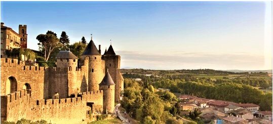 Лангедок растянулся на плато из песчаника и национальный парк «Верхний Лангедок», а также равнины с виноградниками Нижнего Лангедока, где расположены три главных города провинции: Монпелье, Ним и Каркасон.