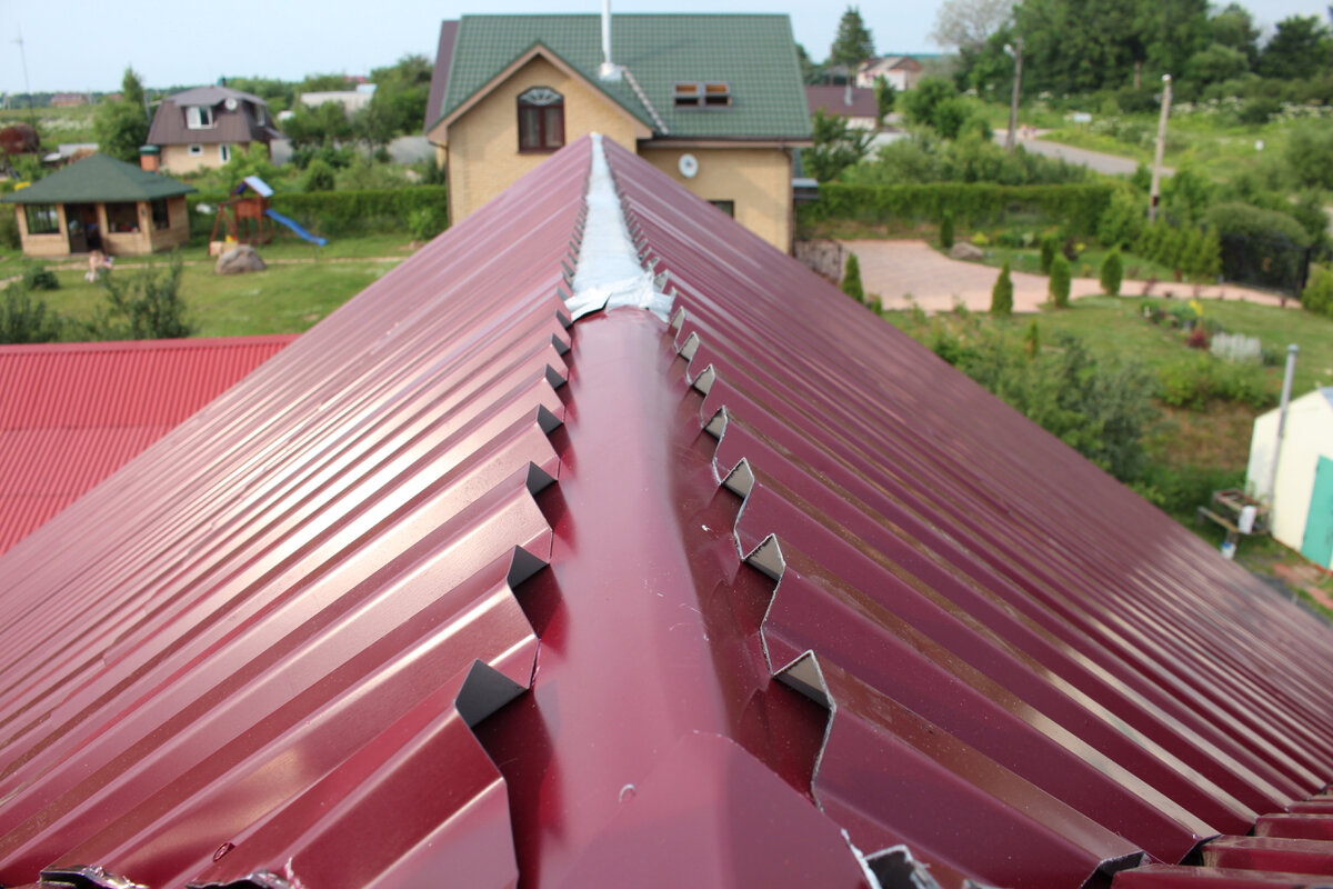 Варианты отделки конька крыши