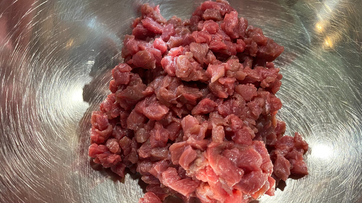 Для того чтобы манты были сочные нужно использовать в начинке мясо и репчатый лук в равных пропорциях, мясо обязательно должно быть мелко нарубленное.-2