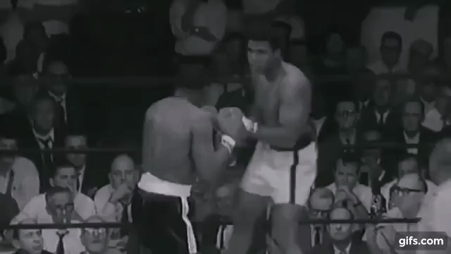 Мохаммед Али отправляет Сонни Листона в нокаут необычным ударом (нажми на фото).