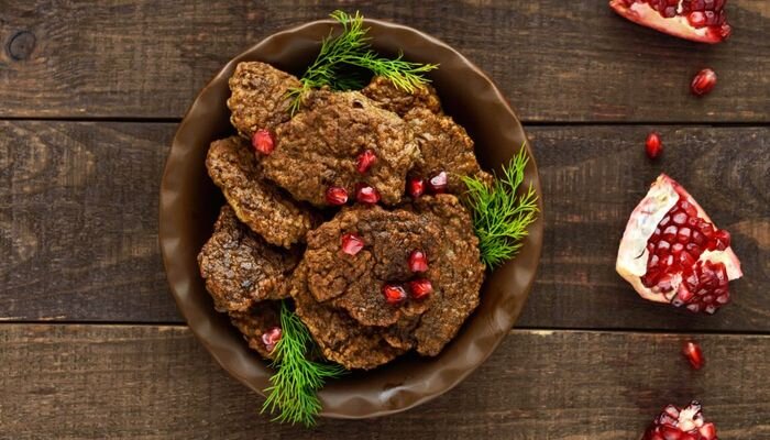 Из субпродуктов можно приготовить не только суп и паштет, а и вкуснейшие оладьи, которые понравятся даже тем, кто не особо жалует печень. К тому же, такие оладушки всегда можно взять с собой на перекус, они отлично сочетаются с огромным количеством продуктов, а также служат прекрасной альтернативой бутербродам.