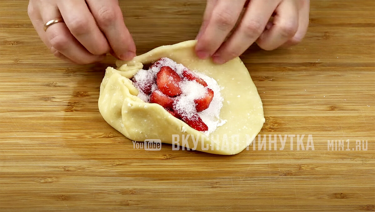 Просто выкладываю клубнику на творожное тесто и запекаю: вкуснее десерт и  придумать сложно (делюсь, готовится просто-просто) | Кухня наизнанку | Дзен