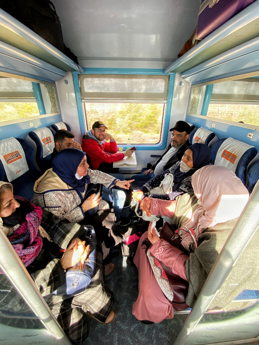 Вот с такой компанией мы ехали в поезде от Касабланки до Феса — было весело.