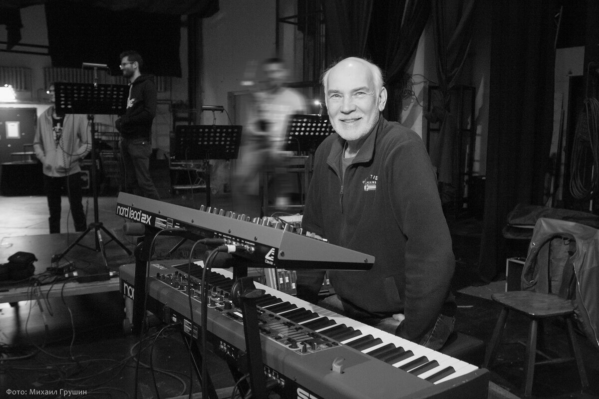 Клавишник группы "Автограф" Леонид Макаревич на репетиции в ДК им. Горбунова 
11 июня 2021 года.