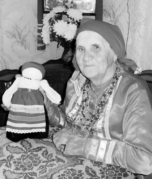 Ксения Кирилловна Лахина с собственноручно изготовленной зольной куклой