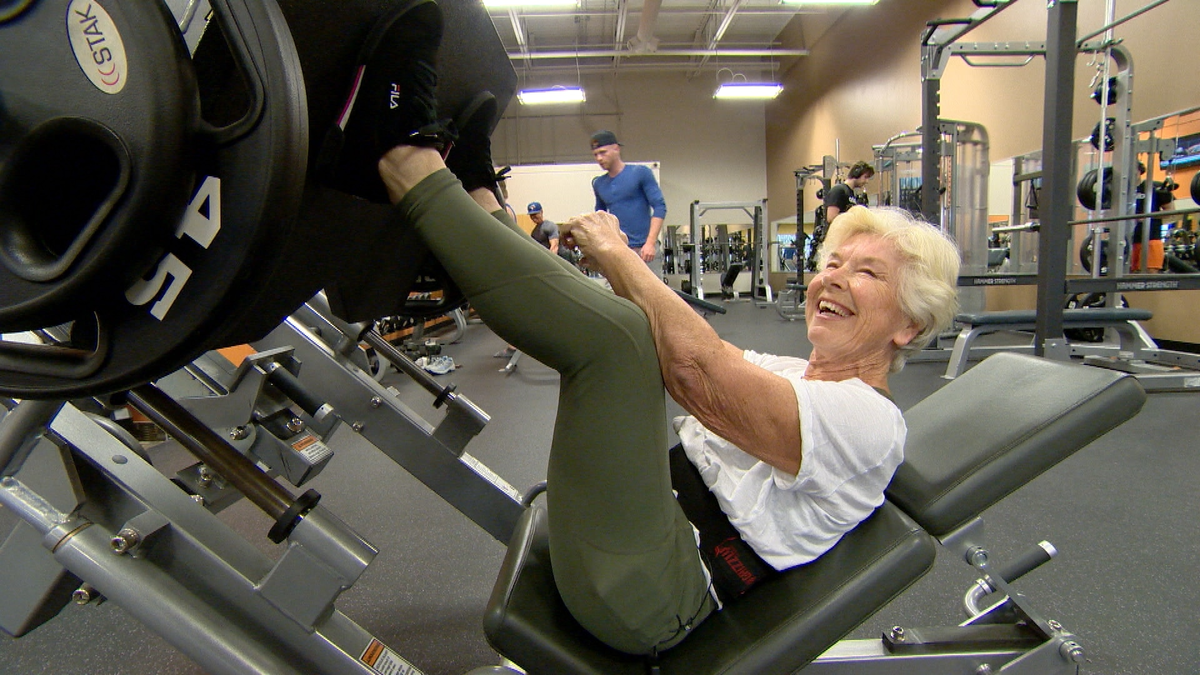 Молодая журналистка попыталась повторить тренировку 74 летней фитнес бабули