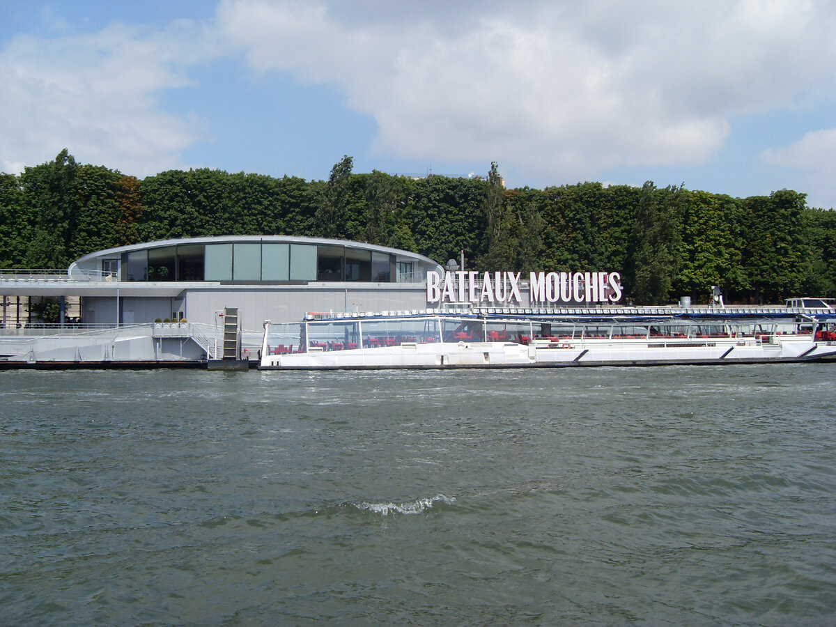 Так выглядит речной вокзал, от которого отправляются кораблики - bateaux.