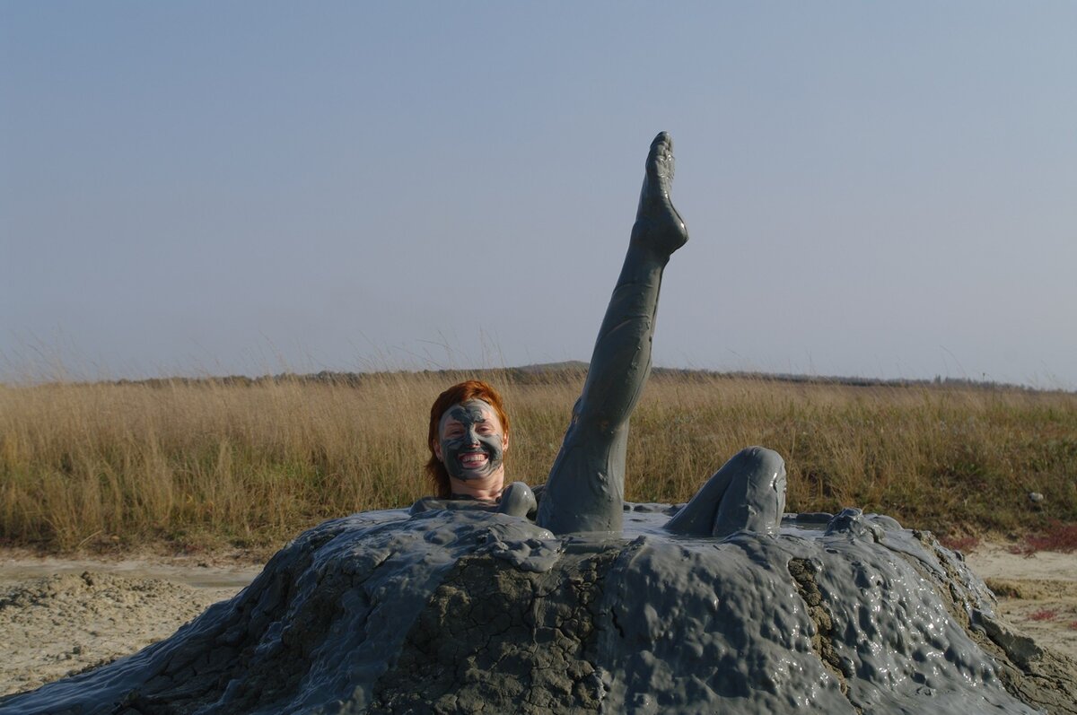 Моя сестра в грязевом вулканчике