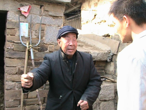 При этом в ушу, особенно в народном, вилы присутствуют как оружие. На фото ученик известного Гун Баотиня, мастера стиля багуачжан, демонстрирует технические действия своей линии, что интересно: там нет привычного сейчас хождения по кругу с раскрытыми ладонями.