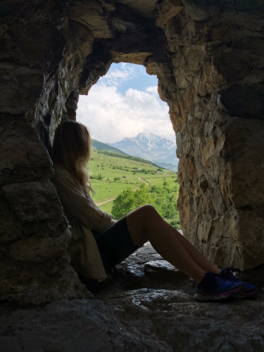 Первое фото – вид снаружи, второе – изнутри, третье – вид, который открывается из окон крепости в скале.