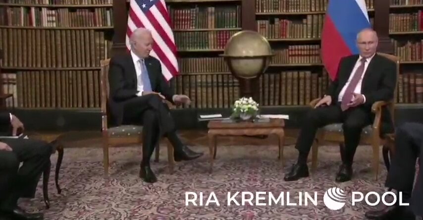 Путин спрашивает Лаврова невербально левой рукой. Источник: РИА «Новости»